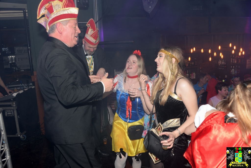 ../Images/Carnavals vrijdagavond in VdG 209.jpg